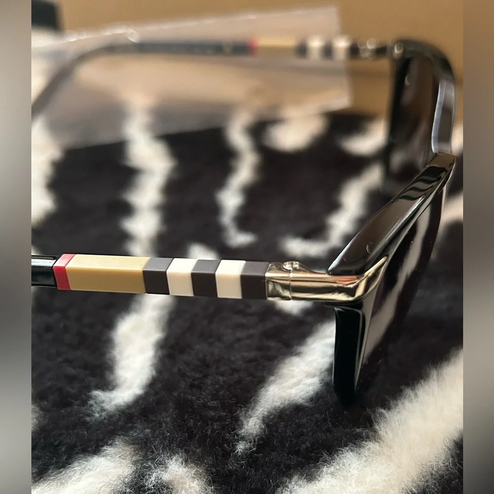 NIB Burberry Cat-eye sunglasses